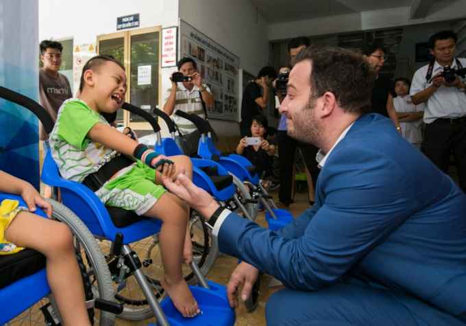 Israel’s Embassy in Vietnam donates 100 wheelchairs